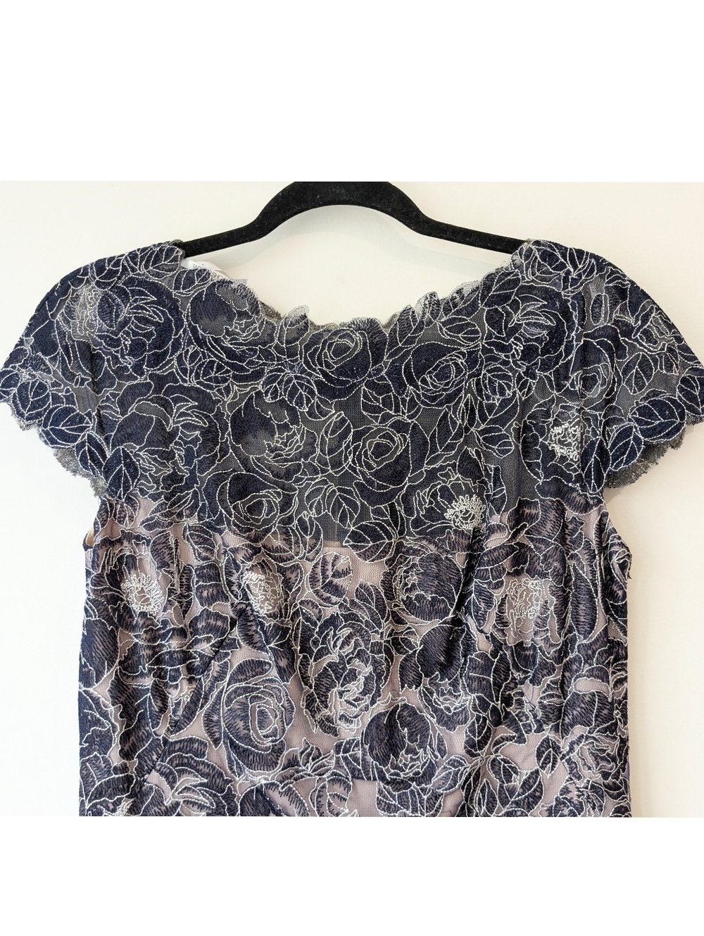 NEW Tadashi Shoji Rose Motif - Picture 4 of 8